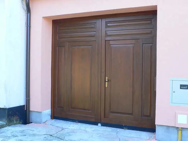 Drevená garážová brána
