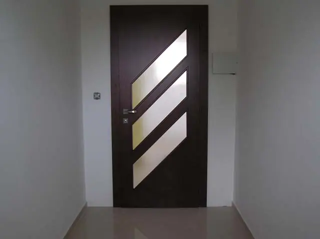 Moderné interiérové dvere s diagonálnym presklením