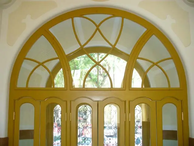 Obnovený oblúkový svetlík nad vstupom historickej budovy